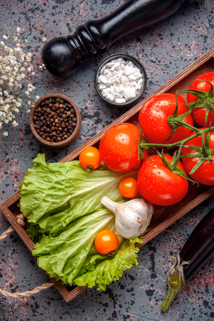 Ingredientes frescos, orégano y fresas